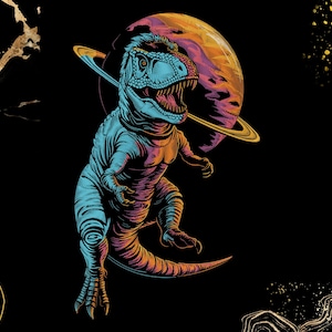 Pode incluir: Ilustração colorida de um Tyrannosaurus Rex com um planeta ao fundo. O dinossauro é retratado em tons de azul, laranja e roxo, com a boca aberta e dentes afiados. O planeta tem anéis e é laranja e roxo.