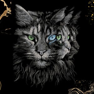 Può includere: Un'illustrazione grafica in bianco e nero di un gatto con un effetto di sfocatura da movimento a strati. Il gatto ha una pelliccia dettagliata, un occhio verde brillante e un occhio blu sorprendente. Il design è su sfondo nero con accenti dorati.
