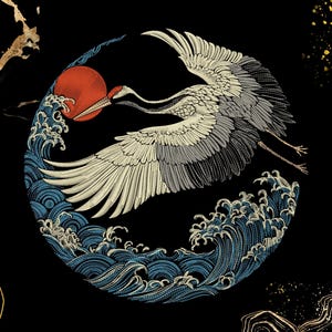 Puede incluir: Un parche bordado que muestra una grulla blanca en vuelo con una corona roja, situada sobre olas oceánicas azules estilizadas y un sol rojo. El diseño circular se presenta sobre un fondo negro con detalles dorados en las esquinas.