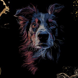 Op de afbeelding: Een geborduurd portret van een hond op een zwarte achtergrond. De hond heeft ingewikkeld stikwerk in tinten blauw, rood en wit. Het ontwerp wordt geaccentueerd door abstracte goudkleurige geborduurde lijnen en gespikkelde patronen in de hoeken.