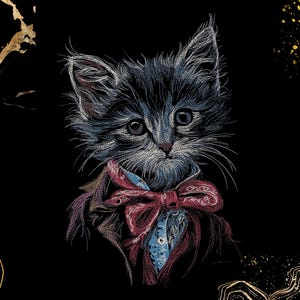 Puede incluir: Una ilustración bordada de un gatito esponjoso con pelaje oscuro, ojos grandes y bigotes largos. El gatito lleva una pajarita roja estampada y una camisa azul. El diseño se presenta sobre un fondo negro con detalles abstractos en dorado.