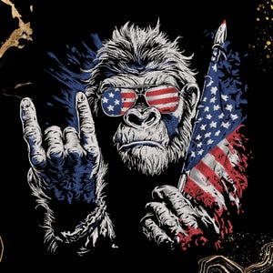 Könnte beinhalten: Grafische Illustration eines Gorillas mit Sonnenbrille im amerikanischen Flaggen-Design. Der Gorilla macht mit einer Hand eine Rock'n'Roll-Geste und hält mit der anderen eine zerfetzte amerikanische Flagge. Der Hintergrund ist schwarz.
