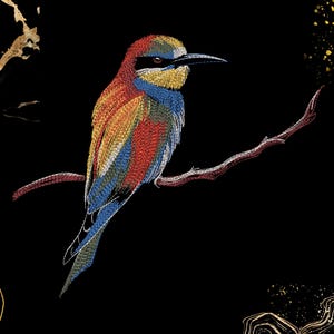 Puede incluir: Una ilustración bordada de un abejaruco posado sobre una rama fina. El ave presenta un plumaje vibrante en tonos rojo, amarillo, azul y verde. El diseño se sitúa sobre un fondo negro con detalles abstractos de color dorado.