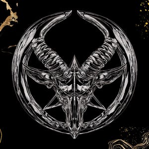 Könnte beinhalten: Detaillierte silberne Illustration eines Ziegenkopfes in einem Pentagramm und einem kreisförmigen Rahmen, vor einem schwarzen Hintergrund mit goldenen Akzenten. Die Hörner der Ziege krümmen sich nach oben, und das Design hat ein metallisches, dreidimensionales Aussehen.