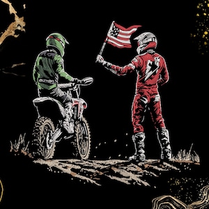 Op de afbeelding: Stijlvolle illustratie van twee motorcrossers tegen een zwarte achtergrond. Eén rijder, in groene uitrusting en helm, zit op een motor. De andere, in rode uitrusting, houdt een Amerikaanse vlag vast. De afbeelding heeft een grafisch ontwerp.