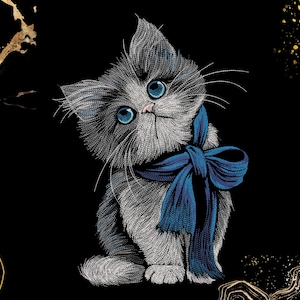 Könnte beinhalten: Eine detaillierte Illustration eines grauen Kätzchens mit leuchtend blauen Augen und einer blauen Schleife. Das Kätzchen ist vor einem schwarzen Hintergrund mit goldenen Akzenten platziert.