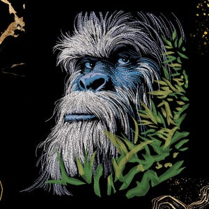 Könnte beinhalten: Gesticktes Bild eines Sasquatch-Gesichts mit blauer Haut, weißem Fell und grünen Blättern auf schwarzem Hintergrund. Das Kunstwerk hat ein detailliertes, strukturiertes Aussehen mit goldenen Akzenten in den Ecken.