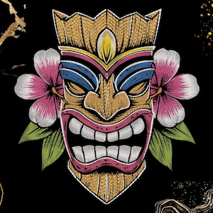 Puede incluir: Máscara Tiki bordada con una boca sonriente, rodeada de flores rosas y blancas y hojas verdes, sobre un fondo negro. La máscara presenta una textura de madera con acentos azules, rosas y amarillos, creando un diseño tropical vibrante.