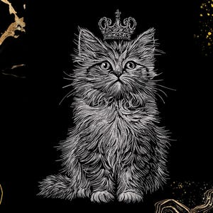 Może przedstawiać: Szczegółowa czarno-biała ilustracja puszystego kota w koronie. Kot jest wyśrodkowany na czarnym tle ze złotymi akcentami. Grafika ma królewski i fantazyjny charakter.