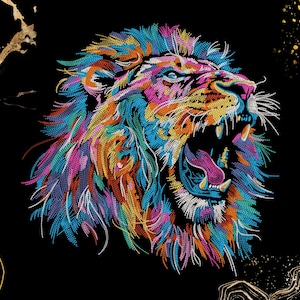 Puede incluir: Una cabeza de león bordada de colores con la boca abierta, rugiendo. El león está representado en una variedad de colores brillantes, incluyendo rosa, azul, verde, amarillo y naranja.