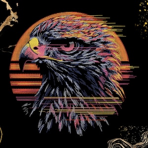 Peut inclure: Illustration numérique d'une tête d'aigle de profil, sur fond de coucher de soleil rétro. Les plumes de l'aigle sont détaillées avec des nuances de bleu, de violet, d'orange et de jaune. Le fond est noir avec des accents dorés.