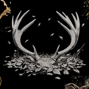 Puede incluir: Ilustración detallada de una cabeza y cornamenta de ciervo, en blanco sobre fondo negro. El ciervo está parcialmente sumergido en follaje, con hojas dispersas. Los detalles dorados añaden un toque de elegancia.