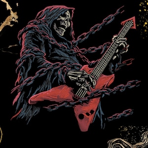 Könnte beinhalten: Eine grafische Illustration auf schwarzem Hintergrund, die eine skelettartige Figur in einer dunklen Kapuzenrobe zeigt, die eine rote E-Gitarre spielt. Die Figur ist von schweren Metallketten umwickelt, ergänzt durch goldene Akzente.