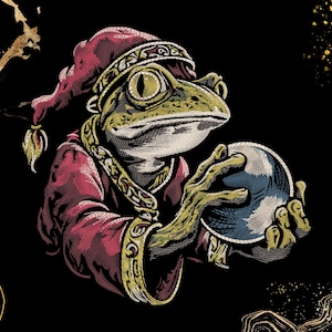 Puede incluir: Ilustración bordada de una rana con túnica y sombrero rojos, sosteniendo una bola de cristal. La rana tiene ojos amarillos y está sobre un fondo negro con detalles dorados. La obra tiene una temática fantástica.