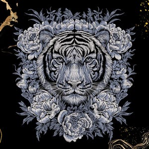 Könnte beinhalten: Ein detailliertes Stickdesign mit einem zentralen Tigerkopf, umgeben von einer dichten Anordnung blühender Pfingstrosen in Silber- und Grautönen, vor einem schwarzen Hintergrund mit abstrakten goldenen Marmor- und Spritzern.
