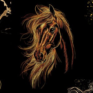 以下が含まれることがあります： 流れるようなたてがみを持つ馬の頭部の詳細なイラスト。このアートワークは、黒い背景に金と茶色のトーンを組み合わせています。馬の目は見え、たてがみは長く流れています。