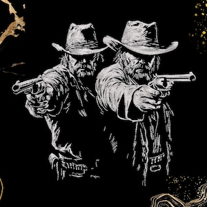 Può includere: Un'illustrazione grafica in bianco e nero che raffigura due figure con cappelli da cowboy e barba, ciascuna delle quali punta un revolver in avanti. L'opera è su sfondo nero con accenti di linee color oro negli angoli.