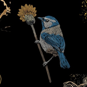 Op de afbeelding: Een gedetailleerde illustratie van een blauwe vogel zittend op een dunne stengel met een gele bloem tegen een zwarte achtergrond. Het ontwerp bevat ingewikkelde lijnen in blauw, goud en wit, met abstracte gouden accenten in de hoeken.