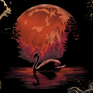 Op de afbeelding: Digitale kunstprint met een zwaan op een meer bij zonsondergang. De afbeelding toont een zwaan op het water, met een oranje zon en een bos silhouet. Het kleurenpalet omvat oranje, rood en zwart. Het kunstwerk straalt rust en schoonheid uit.