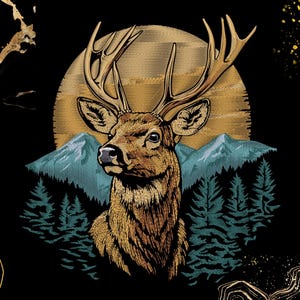 Puede incluir: Ilustración detallada de un ciervo con grandes cuernos, sobre un fondo de sol dorado, montañas y árboles de hoja perenne. La obra presenta un ciervo marrón con textura detallada, sobre un fondo negro con acentos dorados.