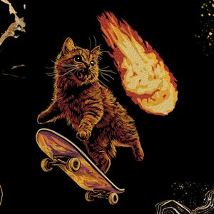 Könnte beinhalten: Ein schwarzes Grafikdesign mit einer braunen getigerten Katze mit offenem Maul auf einem Skateboard. Ein großer, leuchtend orangefarbener und gelber brennender Meteor zieht über die obere rechte Seite. Abstrakte goldene Linien verzieren die Ecken.