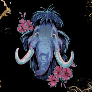 Puede incluir: Un bordado azul de una cabeza de mamut con grandes colmillos y un flequillo azul. Flores rosas con tallos y hojas verdes se colocan alrededor de la cabeza del mamut. El fondo es negro con elementos decorativos dorados y marrones.