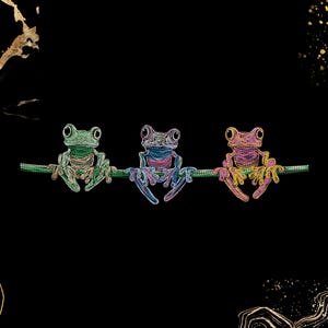 Può includere: Tre illustrazioni di rane colorate sedute su un ramo verde su sfondo nero. Le rane sono in tonalità di verde, blu e rosa, con grandi occhi e trame dettagliate. Lo sfondo ha accenti dorati.