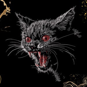 Puede incluir: Ilustración de un gato negro con detalles de líneas blancas, ojos rojos y boca abierta que revela dientes. El gato está sobre un fondo negro con detalles dorados, creando un contraste llamativo. La obra de arte tiene una estética audaz y vanguardista.
