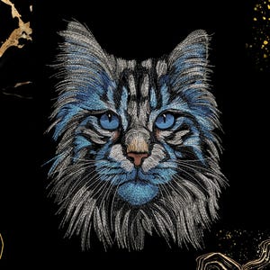 Op de afbeelding: Een geborduurd kattengezicht met blauw en grijs haar, blauwe ogen en een roze neus, tegen een zwarte achtergrond met gouden accenten. De vacht van de kat is gedetailleerd met ingewikkelde steken, waardoor een getextureerd uiterlijk ontstaat.