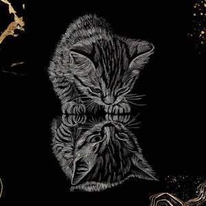 Op de afbeelding: Een gedetailleerde zwart-wit illustratie van een katje dat naar zijn weerspiegeling kijkt. Het katje heeft gestreepte vacht en staat tegen een zwarte achtergrond met gouden accenten. Digitale kunst.