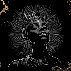 Può includere: Illustrazione in bianco e nero di una persona con una corona, con un effetto alone radioso. Il volto è rivolto verso l'alto, con gli occhi chiusi, con un'espressione serena. Sfondo nero con dettagli dorati.
