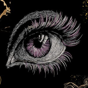 Könnte beinhalten: Ein gesticktes Augenmotiv mit silbernem und violettem Garn auf schwarzem Hintergrund. Die Iris ist mit violetten und silbernen Stichen detailliert und von langen, strukturierten Wimpern in Silber und Violett umgeben, ergänzt durch goldene Akzente.