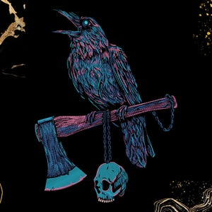 Pode incluir: Uma ilustração gráfica apresentando um corvo pousado no cabo de um machado contra um fundo preto. O corvo tem penas azuis e rosas e um olho brilhante. Um crânio pende do cabo do machado por uma corrente. Formas douradas estão nos cantos.