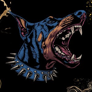 以下が含まれることがあります： 鋭い牙を見せる口を開けたドーベルマンピンシャーの詳細なイラスト。犬は青と茶色の毛皮で描かれ、青いスタッズカラーを着用。黒い背景に金色のアクセントが施されています。