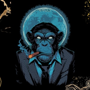 Op de afbeelding: Een grafische illustratie van een chimpansee in een donker pak met stropdas, die een sigaar rookt. De chimpansee heeft gloeiende witte ogen en is geplaatst voor een grote, getextureerde blauwe maan. De achtergrond is zwart met gouden abstracte accenten.