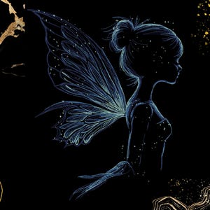 Peut inclure: Illustration numérique d'une fée de profil, en bleu et blanc sur fond noir. La fée a des ailes détaillées et une silhouette délicate. Des accents dorés et des formes abstraites ajoutent une touche d'élégance.