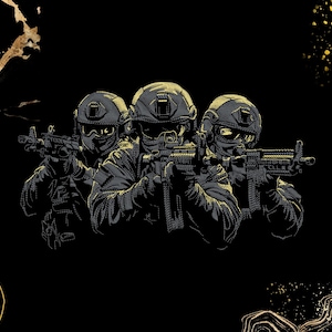 Puede incluir: Ilustración de tres figuras con equipo táctico, cada una sosteniendo un rifle. Las figuras visten uniformes oscuros con cascos y cubiertas faciales. El fondo es negro con detalles dorados.