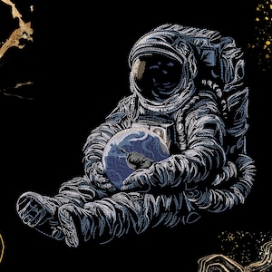 Puede incluir: Un gráfico bordado que muestra a un astronauta con un traje espacial detallado en blanco y gris, sentado y sosteniendo un globo terráqueo azul y blanco. El diseño está sobre un fondo negro con líneas doradas abstractas y motas doradas.