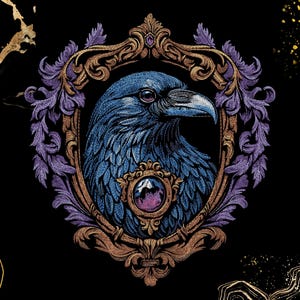 Pode incluir: Uma ilustração detalhada de uma cabeça de corvo azul centrada numa moldura ornamentada de bronze e roxo. O corvo apresenta um pequeno pendente circular no peito que exibe uma paisagem de montanha. O design está sobre um fundo preto.