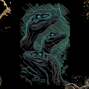 Könnte beinhalten: Schwarze Grafik mit drei Raptoren-Dinosauriern mit leuchtend blauen Augen, vor dem Hintergrund von Regen und Blitzen. Die Illustration hat einen detaillierten, strukturierten Stil mit einem teal- und schwarzen Farbschema. Das Gesamtthema ist prähistorisch und dramatisch.