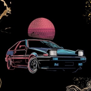 Puede incluir: Una ilustración gráfica de un coche deportivo negro con faros escamoteables, representado con líneas cruzadas azules y rosas. Un gran sol rosa a rayas se sitúa en el fondo, acompañado de patrones dorados abstractos sobre un campo negro.