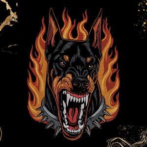 Könnte beinhalten: Ein gestickter Aufnäher mit einem knurrenden Dobermann mit spitzen Ohren und scharfen Zähnen, der ein graues Stachelhalsband trägt. Der Hund ist von stilisierten orangefarbenen und gelben Flammen vor einem schwarzen Hintergrund mit Goldakzenten umgeben.