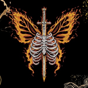 Könnte beinhalten: Digitale Illustration eines Skelett-Brustkorbs, durchbohrt von einem Schwert, mit feurigen orangefarbenen und gelben Flügeln. Die Flügel ähneln einem Schmetterling. Der Hintergrund ist schwarz mit goldenen Akzenten.