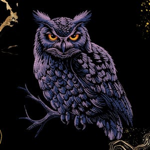Könnte beinhalten: Detaillierte Illustration einer Eule mit lila und blauen Federn, gelben Augen und einem strengen Blick, auf einem Ast vor schwarzem Hintergrund. Goldene Akzente und abstrakte Formen ergänzen das Design.