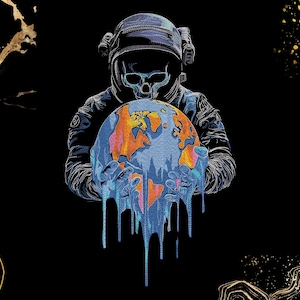 Puede incluir: Una ilustración gráfica sobre un fondo negro que muestra a un astronauta con cara de calavera sosteniendo un globo terráqueo. El globo muestra continentes naranjas y azules con líquido azul goteando desde la parte inferior.