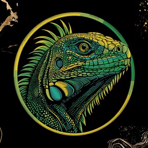 Könnte beinhalten: Detaillierte Illustration eines Leguan-Kopfes mit Grüntönen, Gelb und Türkis. Der Leguan befindet sich in einem gelb-grünen kreisförmigen Rahmen vor einem schwarzen Hintergrund mit goldenen Akzenten. Das Kunstwerk zeigt komplizierte Details.