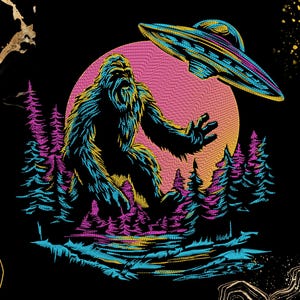 Könnte beinhalten: Ein farbenfrohes Stickdesign mit Bigfoot und einem UFO darüber. Das Kunstwerk zeigt eine rosa-orangefarbene Sonne, blaue, gelbe und violette Bäume und einen schwarzen Hintergrund. Das Design hat eine Retro- und Vintage-Ästhetik.