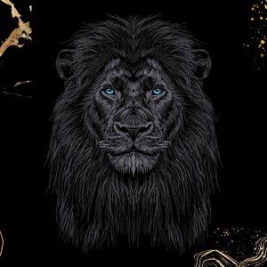 Puede incluir: Ilustración detallada de la cabeza de un león con una melena oscura y texturizada y penetrantes ojos azules. La obra de arte está sobre un fondo negro con detalles dorados, creando un contraste llamativo. La mirada del león es directa e intensa.