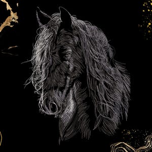 Op de afbeelding: Een gedetailleerde witte lijntekening van een paardenhoofd met wapperende manen tegen een effen zwarte achtergrond. De compositie bevat abstracte goudkleurige marmerachtige patronen en gouden spikkels in de hoeken van het kader.