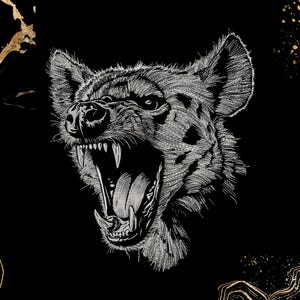 Puede incluir: Una ilustración en blanco y negro de una hiena gruñendo con la boca abierta, mostrando sus dientes. La hiena está dibujada en un estilo realista y detallado.
